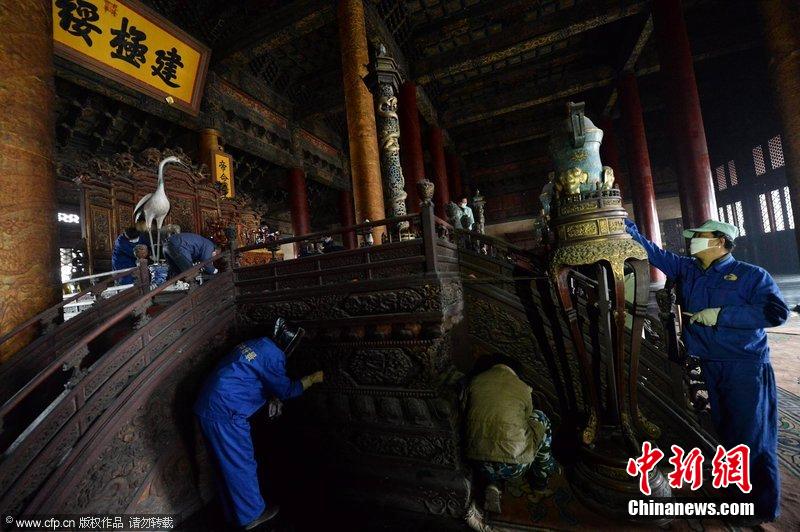 圖為工作人員正在故宮太和殿內(nèi)進(jìn)行整體清潔工作。