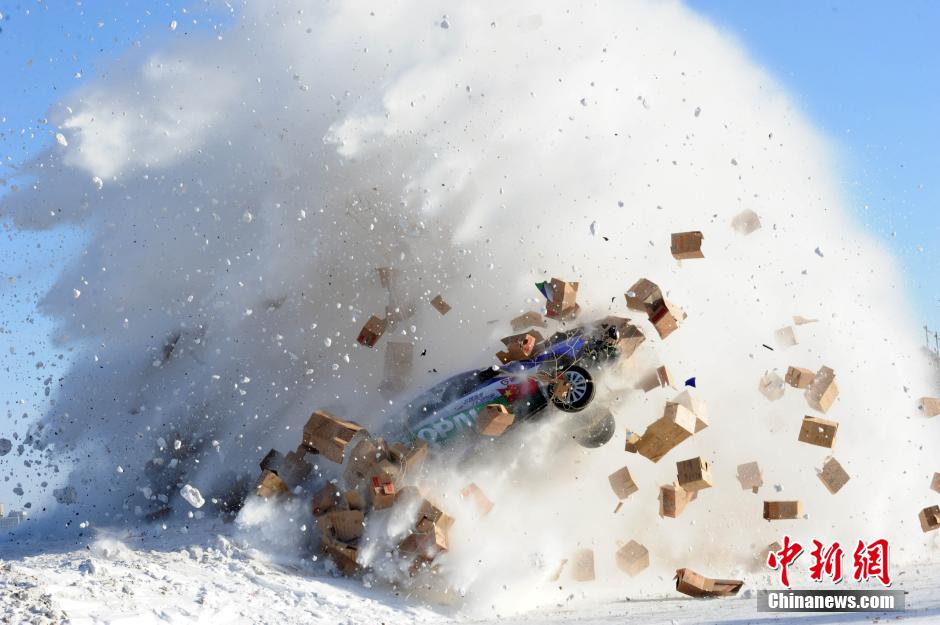 圖為：謝雨均駕駛賽車在黑龍江黑河段飛越冰河。中新社發(fā) 邱齊龍 攝