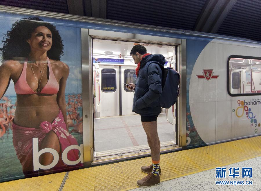 1月12日，在加拿大多倫多，一名只穿著內(nèi)褲的男子在車站等候地鐵。