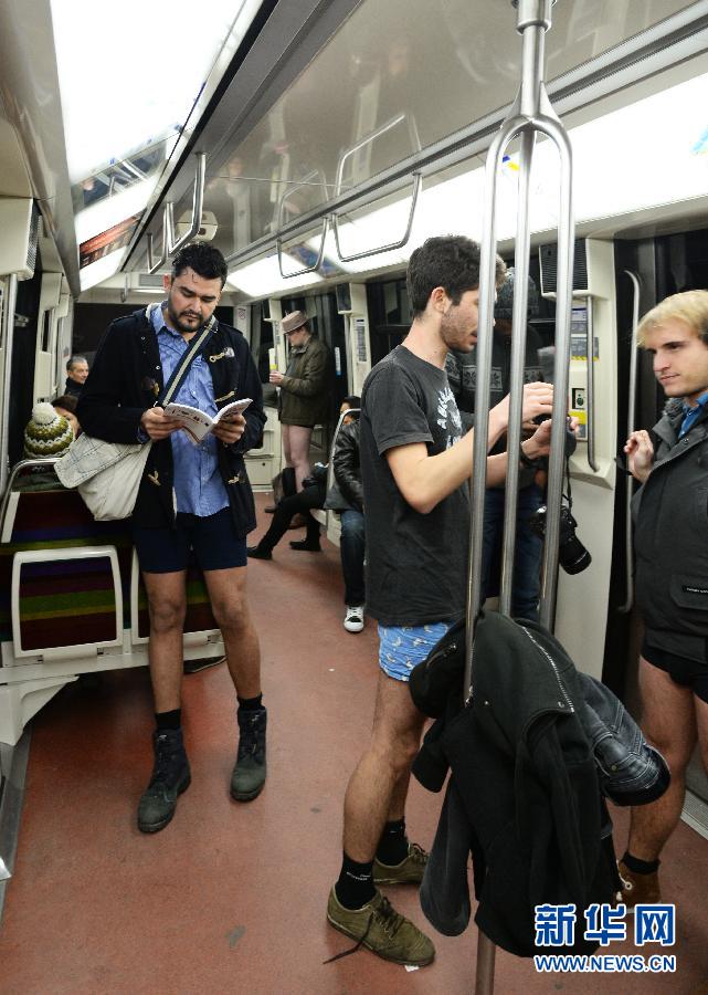 1月12日，在橫貫巴黎東西部的1號線地鐵車廂里，乘客只穿一條內(nèi)褲搭乘地鐵。
