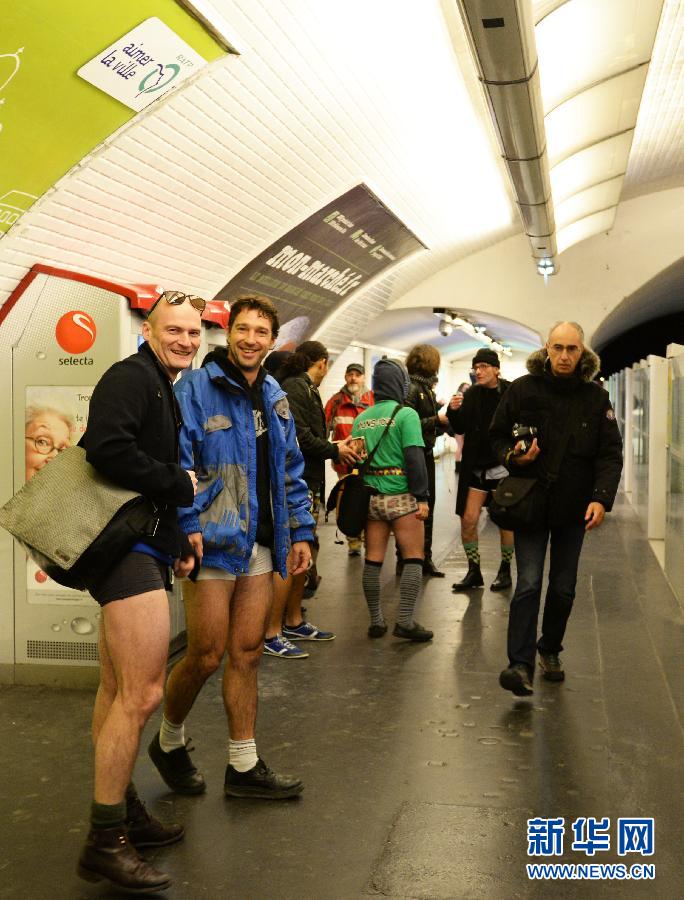 1月12日，在橫貫巴黎東西部的1號線地鐵車廂里，乘客只穿一條內(nèi)褲搭乘地鐵。