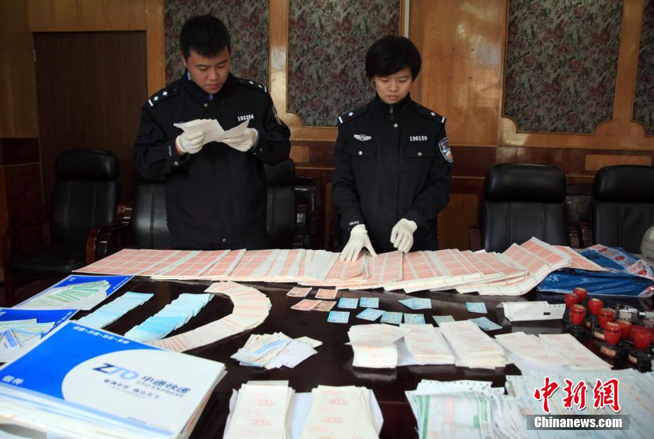 圖為查獲大量假火車票和制販工具（資料圖片）。