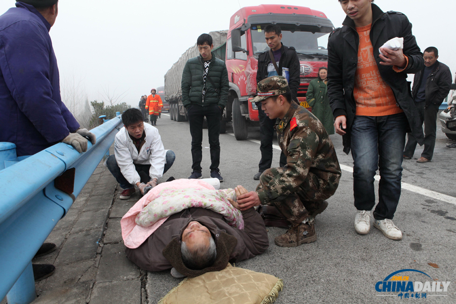 一名受傷群眾被救出?；荼?攝