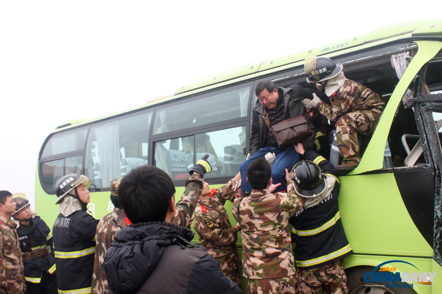 消防人員現(xiàn)場施救?；荼?攝