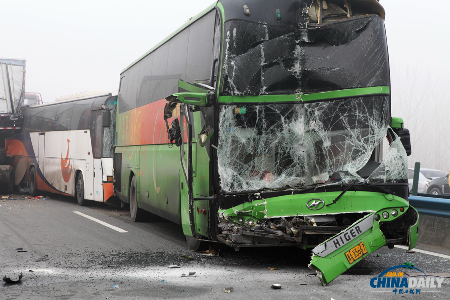 車禍救援現(xiàn)場?；荼?攝