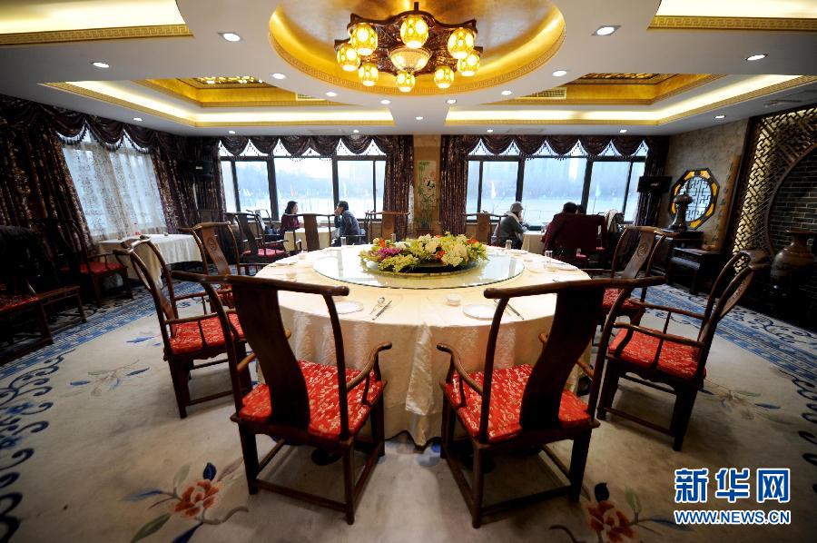 　1月15日，游客在北京紫竹院公園內(nèi)的問月樓喝茶聊天。