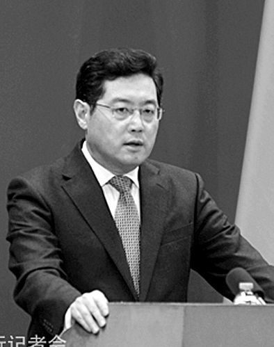 23日，秦剛在外交部例行記者會上。