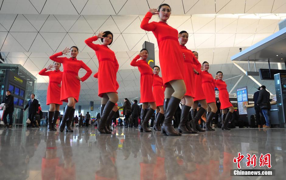 1月23日，機(jī)場(chǎng)工作人員在跳“快閃”舞蹈。