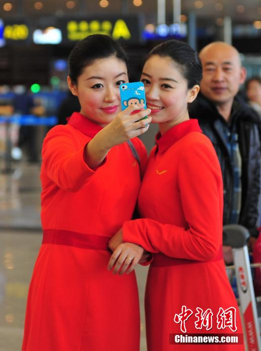 1月23日，機(jī)場(chǎng)工作人員在跳“快閃”舞蹈。