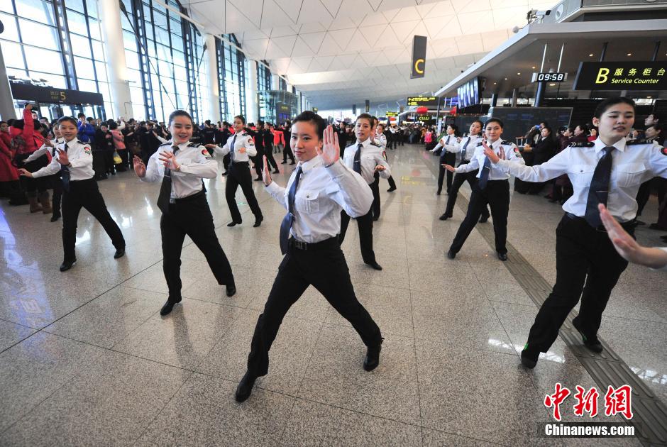 1月23日，機(jī)場(chǎng)工作人員在跳“快閃”舞蹈。