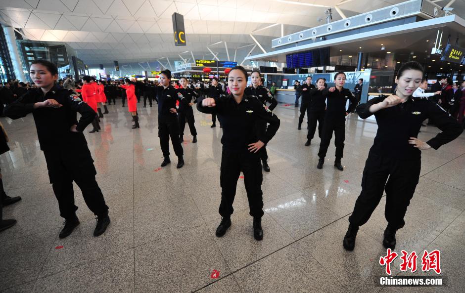 1月23日，機(jī)場(chǎng)工作人員在跳“快閃”舞蹈。