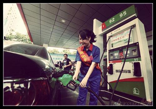 近日，有網(wǎng)友針對(duì)“超標(biāo)40倍事件”評(píng)價(jià)說：“國(guó)內(nèi)加油站在油里加水是普遍現(xiàn)象。只是量多量少的問題，車主