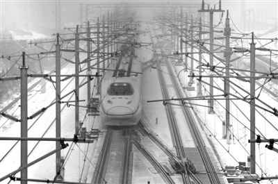昨日，由武漢始發(fā)到北京G508次高鐵沿途被大雪覆蓋，列車廣播告知受降雪天氣影響，為確保行車安全降速運行，預(yù)計晚點1小時10分鐘。圖/CFP