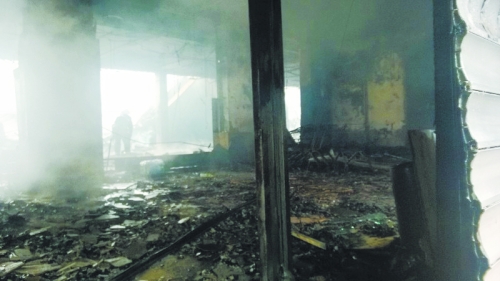 3.營業(yè)大廳棚頂坍塌，貨物成灰。