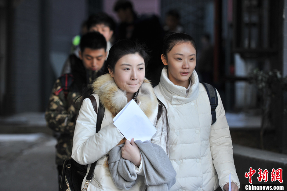 圖為表演系考生走出考場。