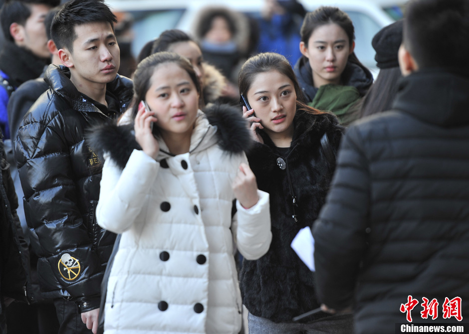 圖為表演系考生走出考場。