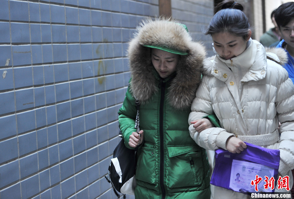 圖為表演系考生走出考場。