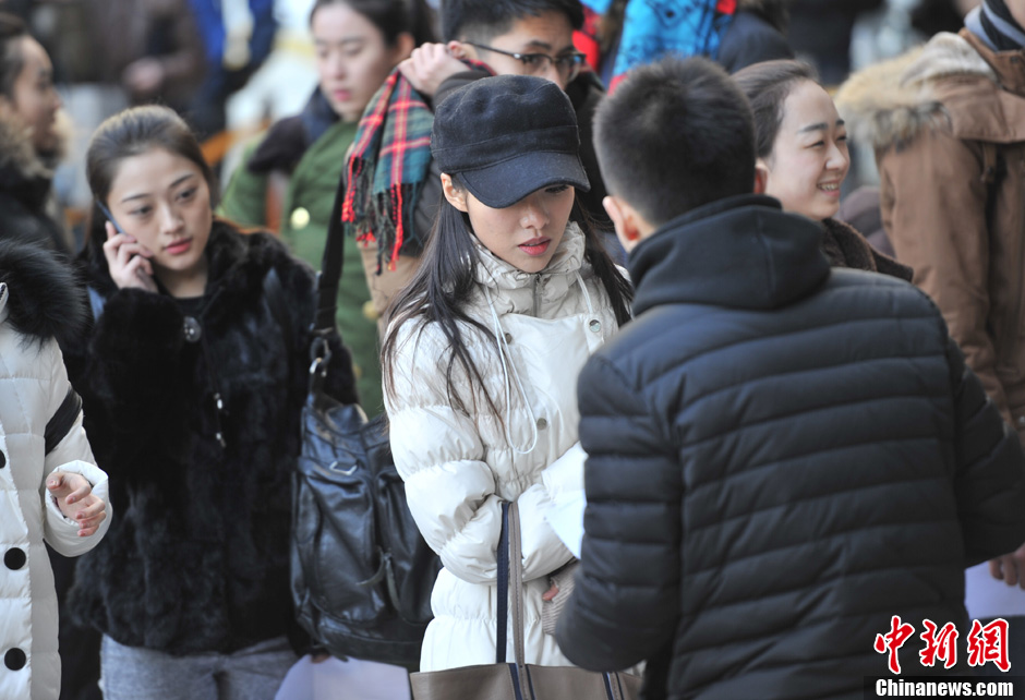 圖為表演系考生走出考場。