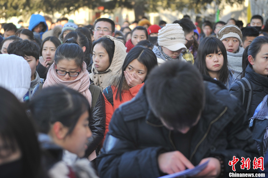 圖為報考現(xiàn)場。