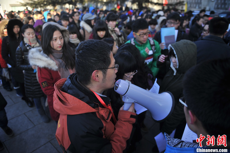 圖為報考現(xiàn)場。