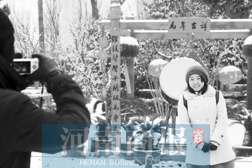 紫荊山公園里布置喜慶，引來(lái)不少游客合影留念。記者 楊東華/攝