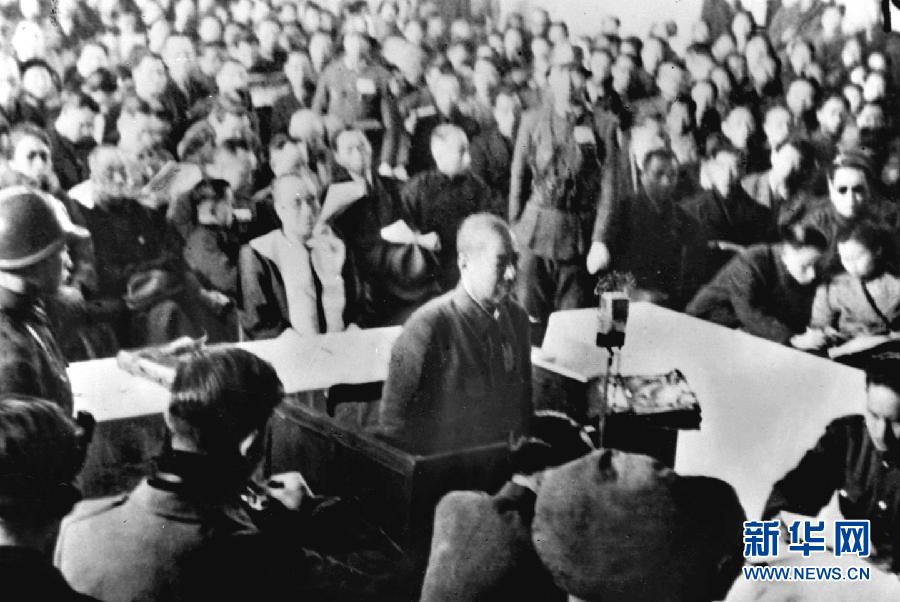 這是抗日戰(zhàn)爭(zhēng)勝利后，制造南京大屠殺的主要罪犯、日軍第6師團(tuán)師團(tuán)長(zhǎng)谷壽夫被押上審判臺(tái)并被處死刑。