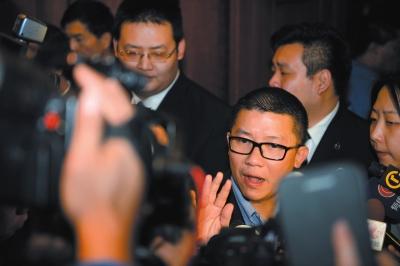 3月10日23時許，與馬航失聯(lián)航班部分乘客家屬乘坐同一航班的乘客在北京首都機場辦理值機手續(xù)。新華社