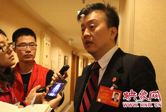 全國人大代表、中央電視臺綜藝頻道節(jié)目組主持人、河南省青聯(lián)榮譽(yù)副主席張澤群