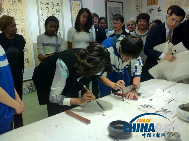 　北京時(shí)間3月21日，美國(guó)第一夫人米歇爾參觀北師大二附中時(shí)，與學(xué)生一起練習(xí)書法。
