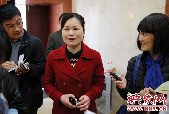 董亞娜是焦裕祿紀念館副館長，她兩次給習近平講解，贊總書記看得仔細，聽得認真。3月20日，記者在蘭考采