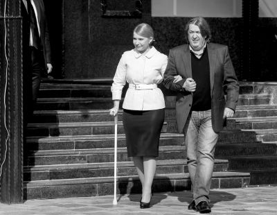 3月27日，烏克蘭基輔，前總理季莫申科在朋友的陪伴下赴新聞發(fā)布會現(xiàn)場，宣布將參加烏克蘭總統(tǒng)選舉。