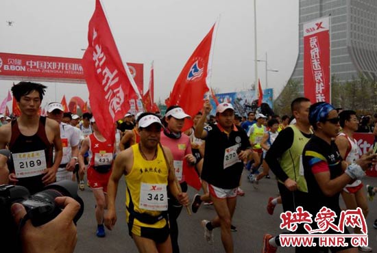 目前在鄭開大道上，一場角逐正在展開。