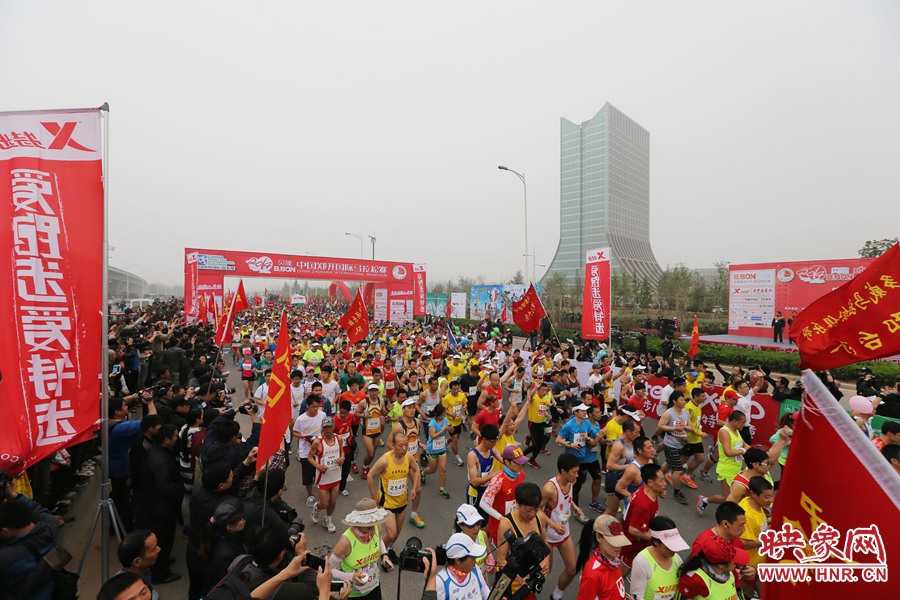 彩旗飄飄的起跑點。