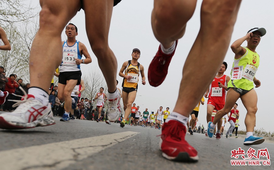 約五公里處，選手們已經(jīng)拉開了距離。