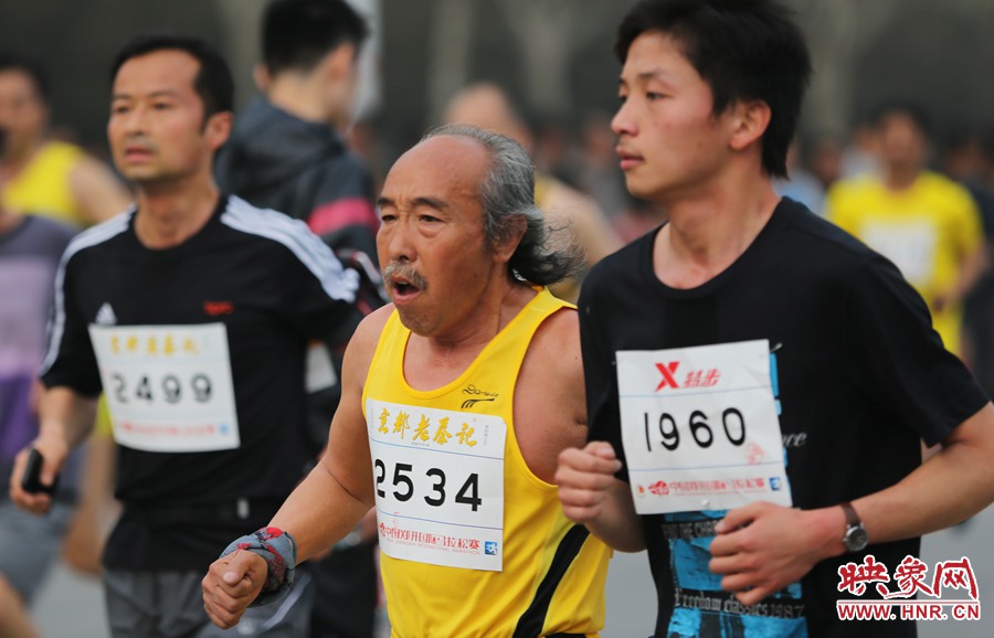 一位老年選手與年輕人比速度。