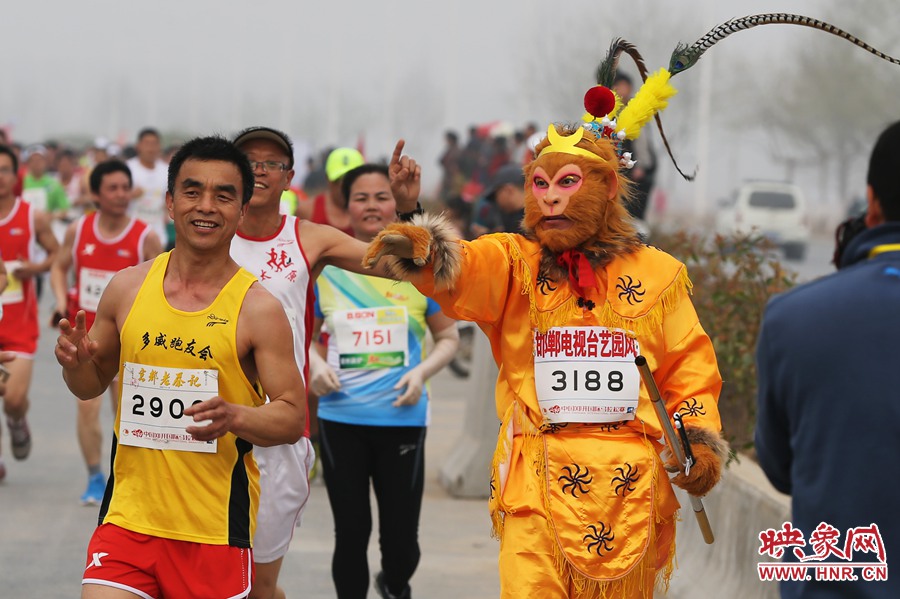 “大圣”不翻跟斗改長跑了。