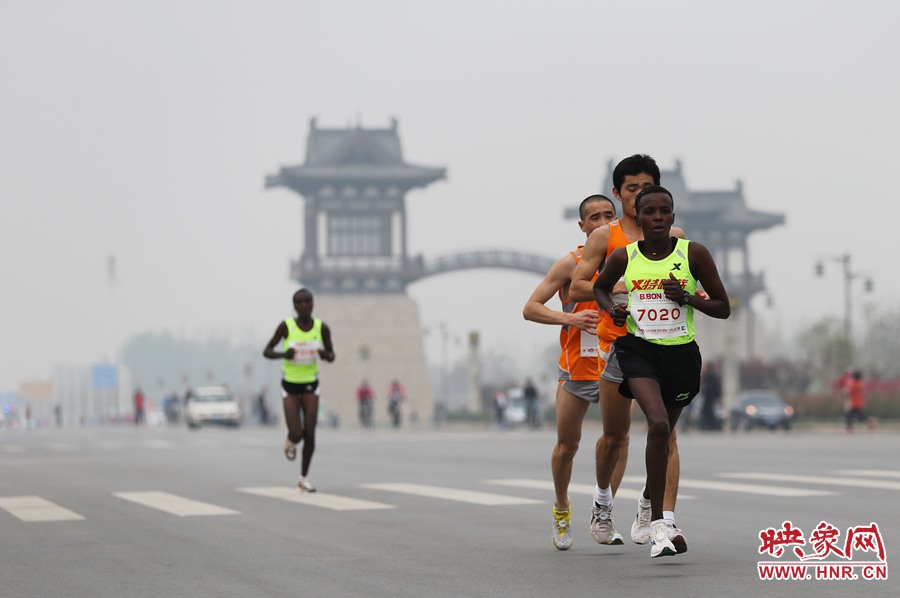 選手進入開封市區(qū)。