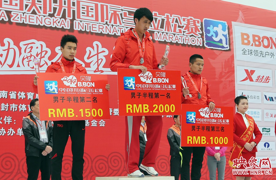 男子半程前三名選手。