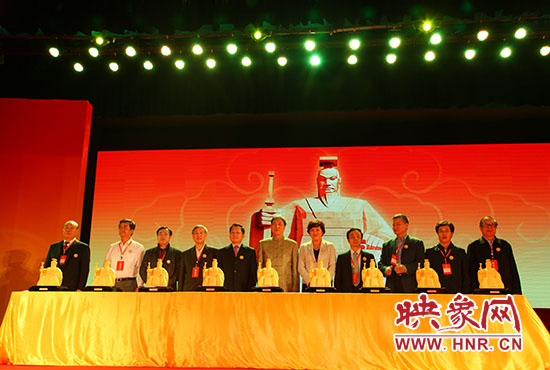 與會(huì)嘉賓一起見證歷史、啟動(dòng)論壇