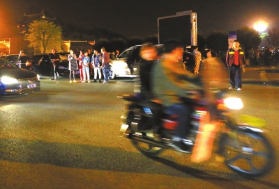 3月30日凌晨，地震發(fā)生后，秭歸縣城一些居民聚集到開闊的廣場(chǎng)上。新華社發(fā)