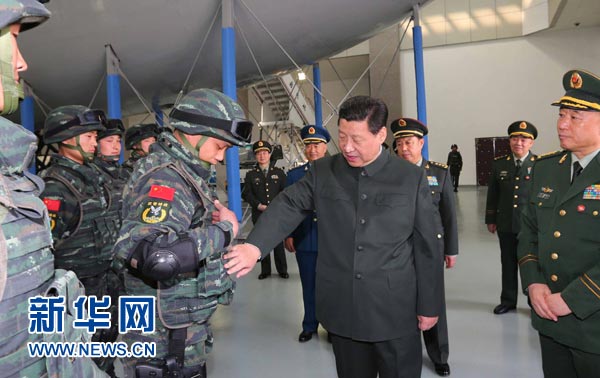 這是習(xí)近平同特戰(zhàn)隊(duì)員親切交談，詳細(xì)詢問(wèn)他們的教學(xué)訓(xùn)練和生活情況。