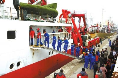  4月8日，“科學號”科學考察船從青島市中苑碼頭啟航，赴沖繩海槽區(qū)域進行科學考察。圖/CFP