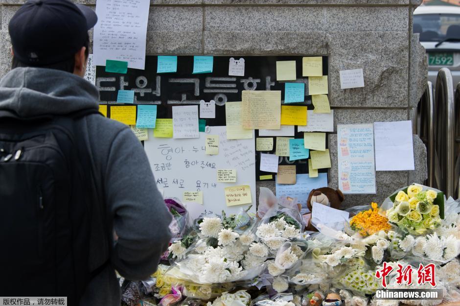 當(dāng)?shù)貢r(shí)間2014年4月21日，韓國(guó)安山，民眾持續(xù)為沉沒(méi)客輪失蹤乘客祈禱。