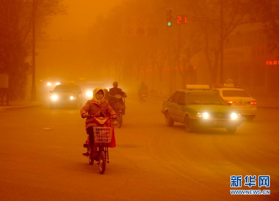 4月23日，沙塵暴中的敦煌街頭。