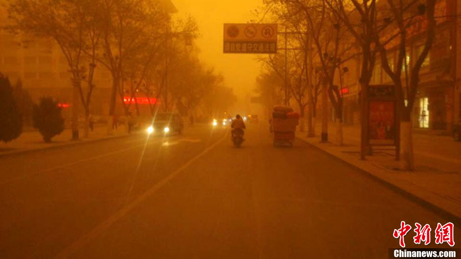 4月23日中午，甘肅酒泉多地出現(xiàn)強(qiáng)沙塵暴。