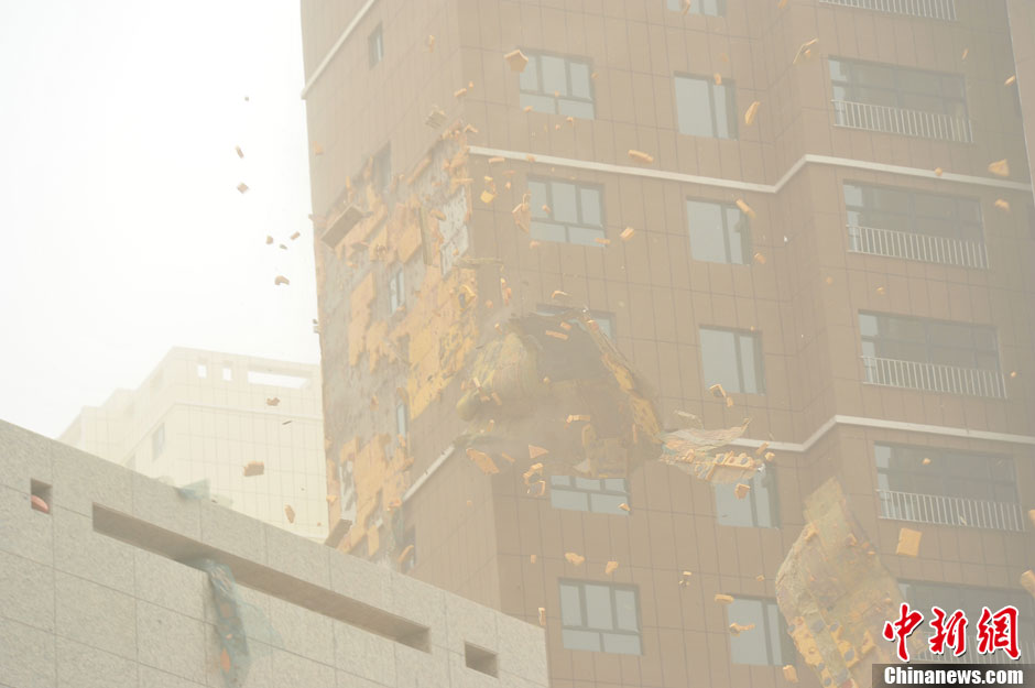 4月23日，受強(qiáng)冷空氣影響，新疆哈密出現(xiàn)出現(xiàn)強(qiáng)沙塵和降溫天氣，部分路段能見度不足50米