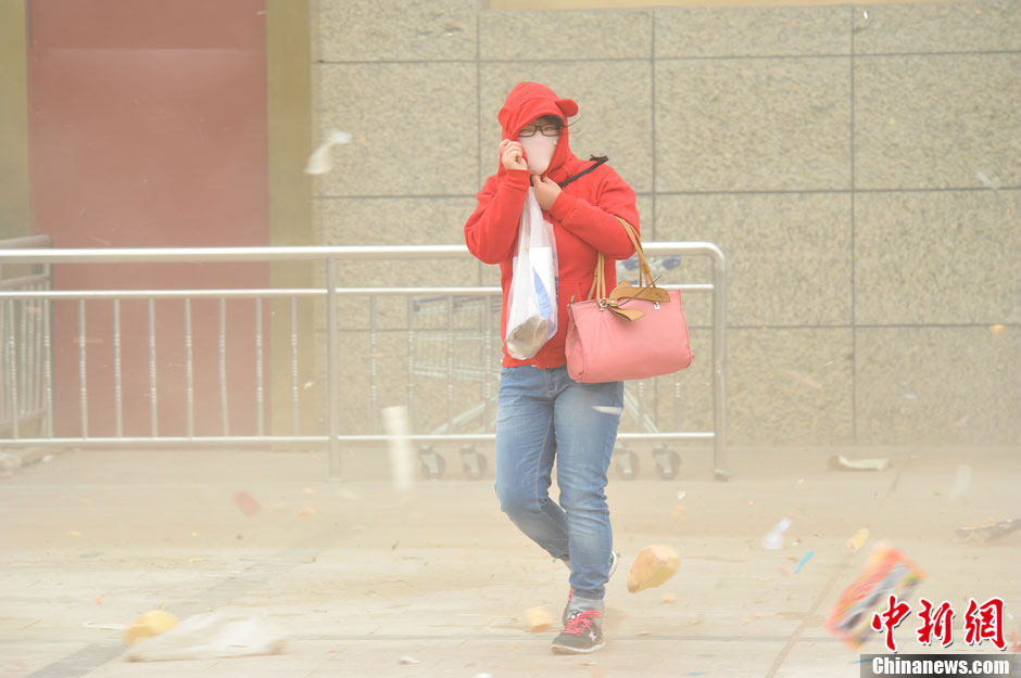 4月23日，受強(qiáng)冷空氣影響，新疆哈密出現(xiàn)出現(xiàn)強(qiáng)沙塵和降溫天氣