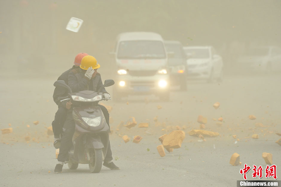 4月23日，受強(qiáng)冷空氣影響，新疆哈密出現(xiàn)出現(xiàn)強(qiáng)沙塵和降溫天氣