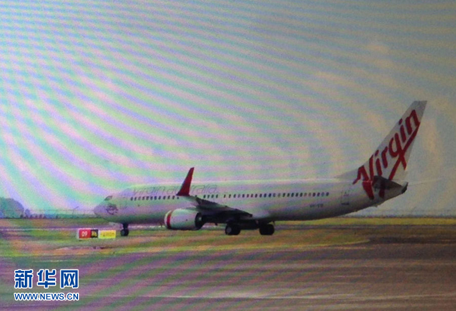 4月25日，迫降的澳大利亞維珍航空公司客機停在印度尼西亞巴厘島登巴薩機場（透過飛機舷窗拍攝）。