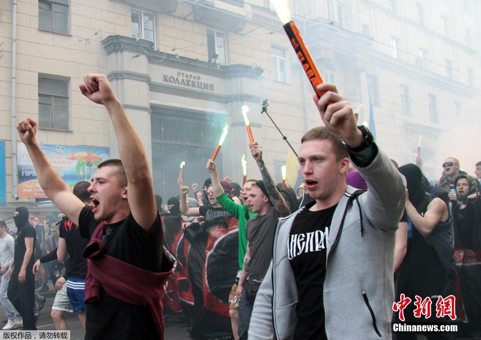 當(dāng)?shù)貢r間4月28日，烏克蘭哈爾科夫，親歐民眾和親俄民眾在街頭示威時發(fā)生大規(guī)模沖突。
